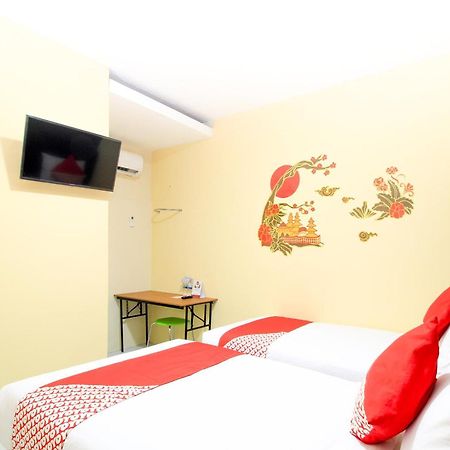 Super Oyo Capital O 217 A1 Hotel Surabaya Exterior foto